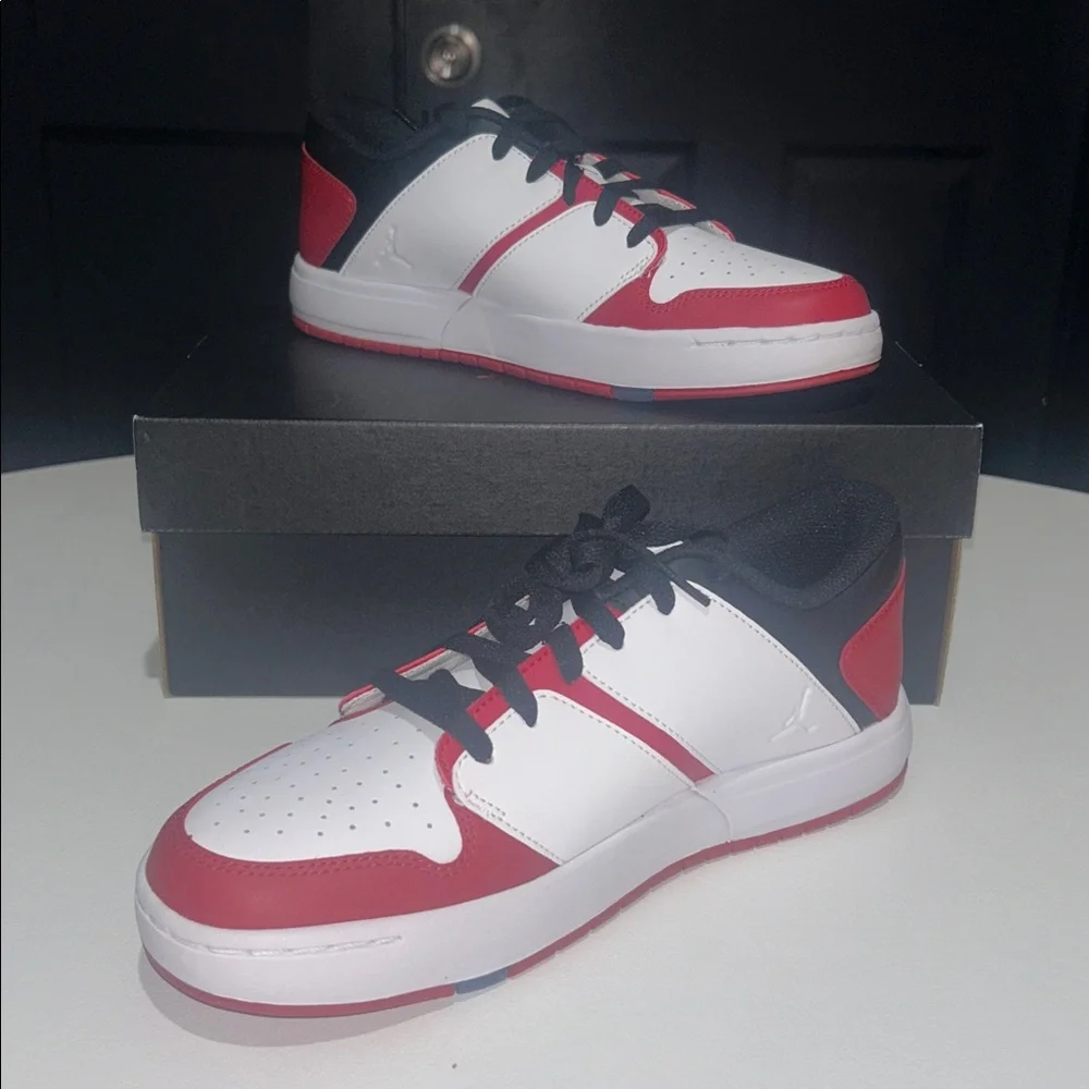 Jordan Nu Retro 1 Low “Varsity Red White Black” Youth Size 7Y - Picture 2 of 12